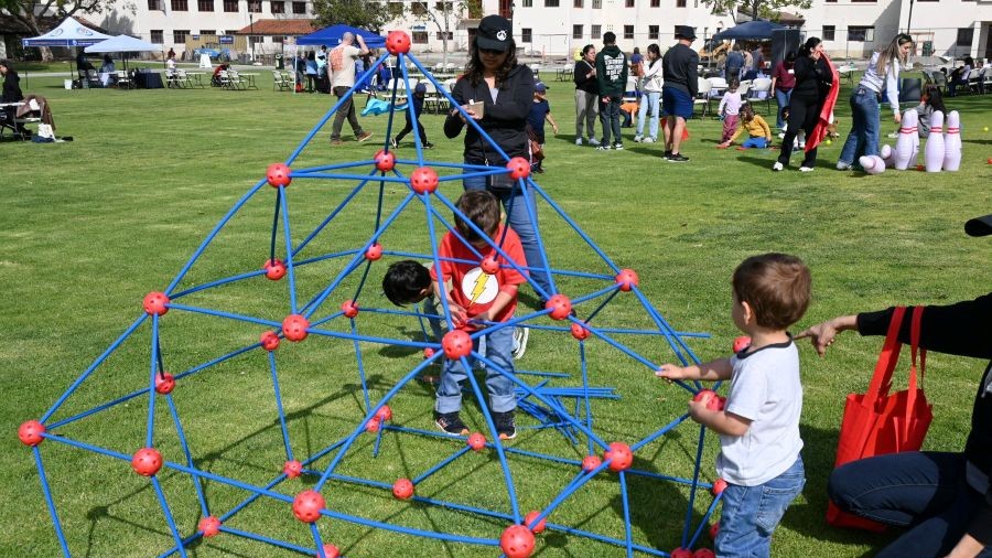 kids playing during dia de los ninos