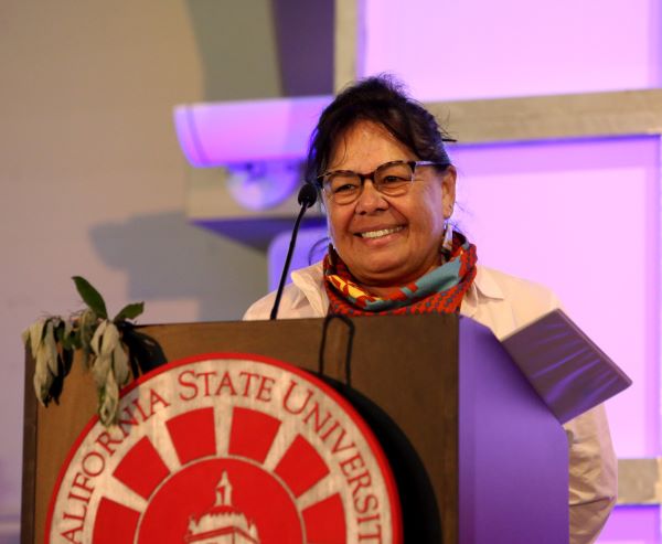 Picture of Eleanor Fishburn at podium accepting award